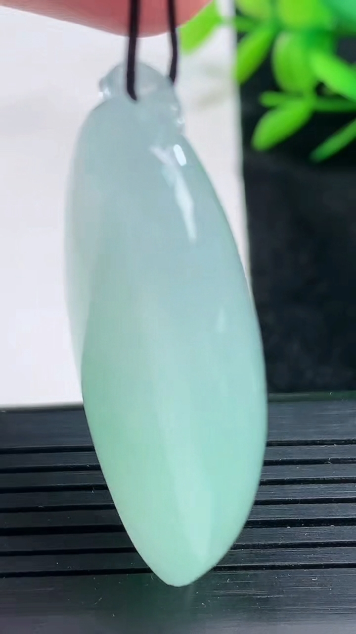 天然A货翡翠福瓜吊坠尺寸46.9-23.1-12.3重量:23.00g
3月25日