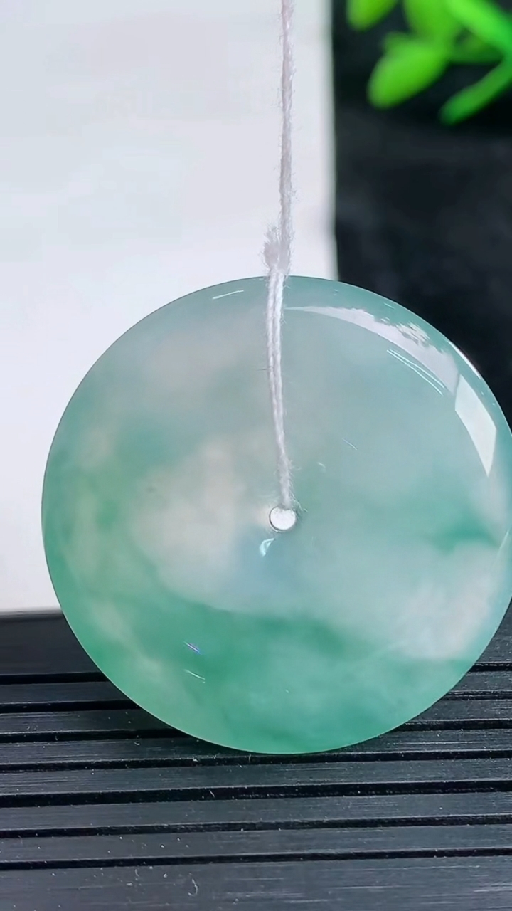 天然A货翡翠种飘花平安扣吊坠尺寸31.3-5.7重量:11.51g
3月25日