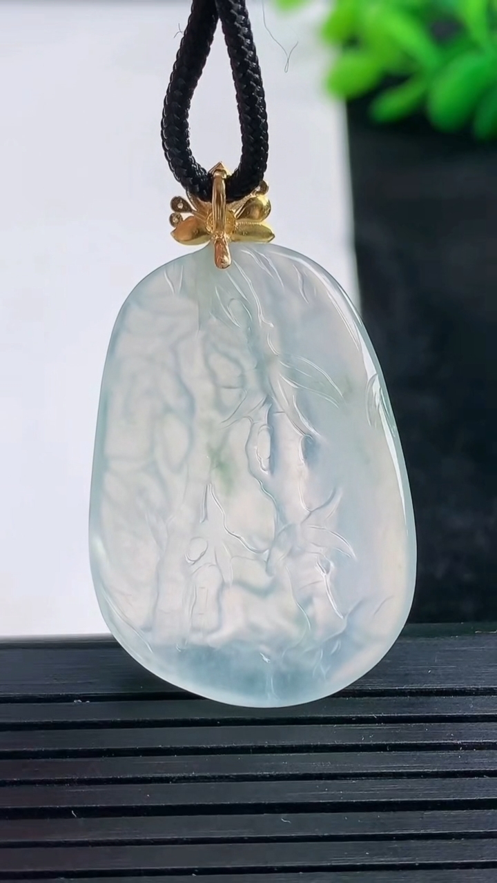 天然A货翡翠梅花鹿吊坠尺寸35.3-24.6-3.6重量:7.58g
3月25日