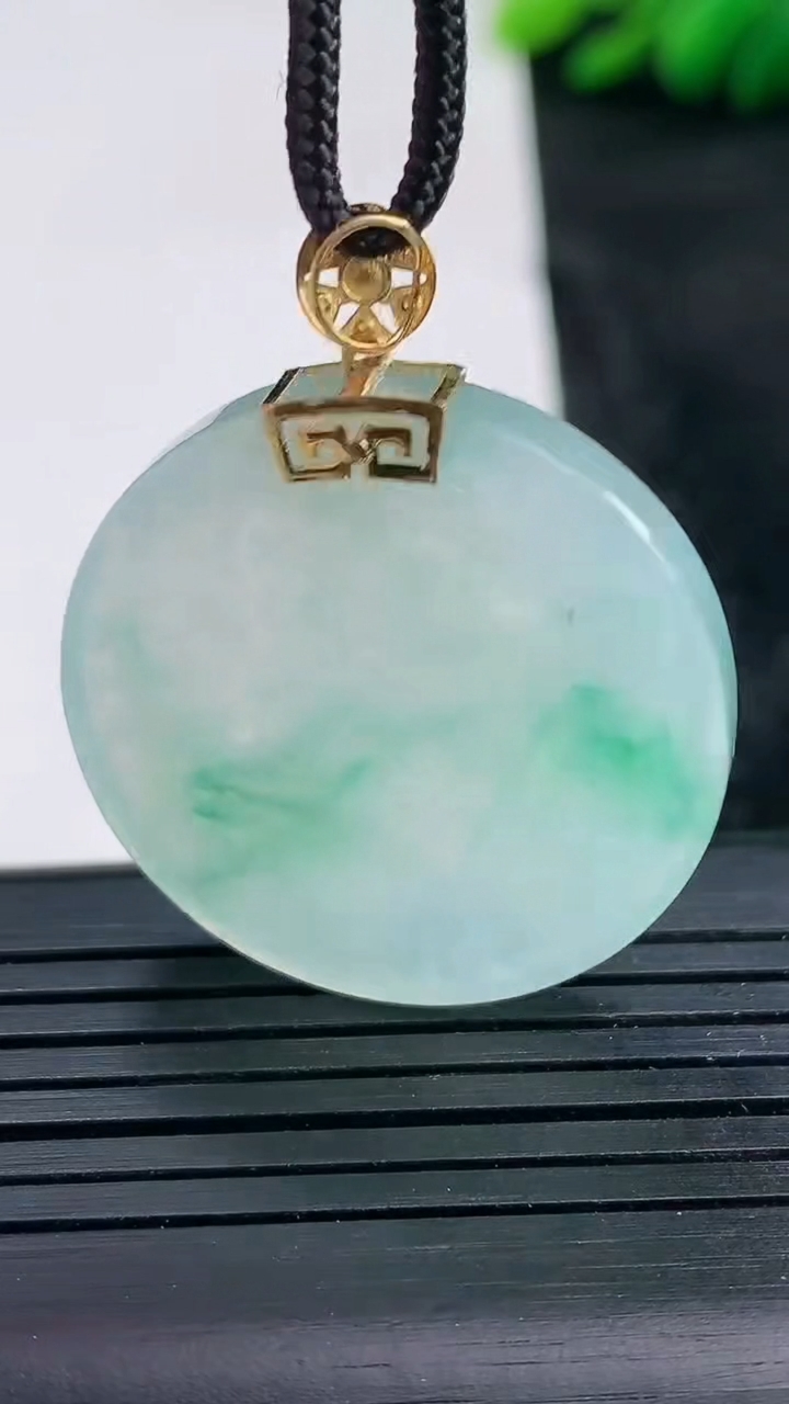 天然A货翡翠种飘花无事牌吊坠尺寸29.2-4.4重量:10.42g
3月25日