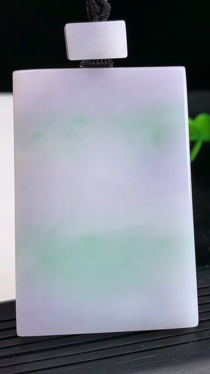 天然A货翡翠无事牌吊坠尺寸60.7-41.5-6.4重量:59.68g
3月25日