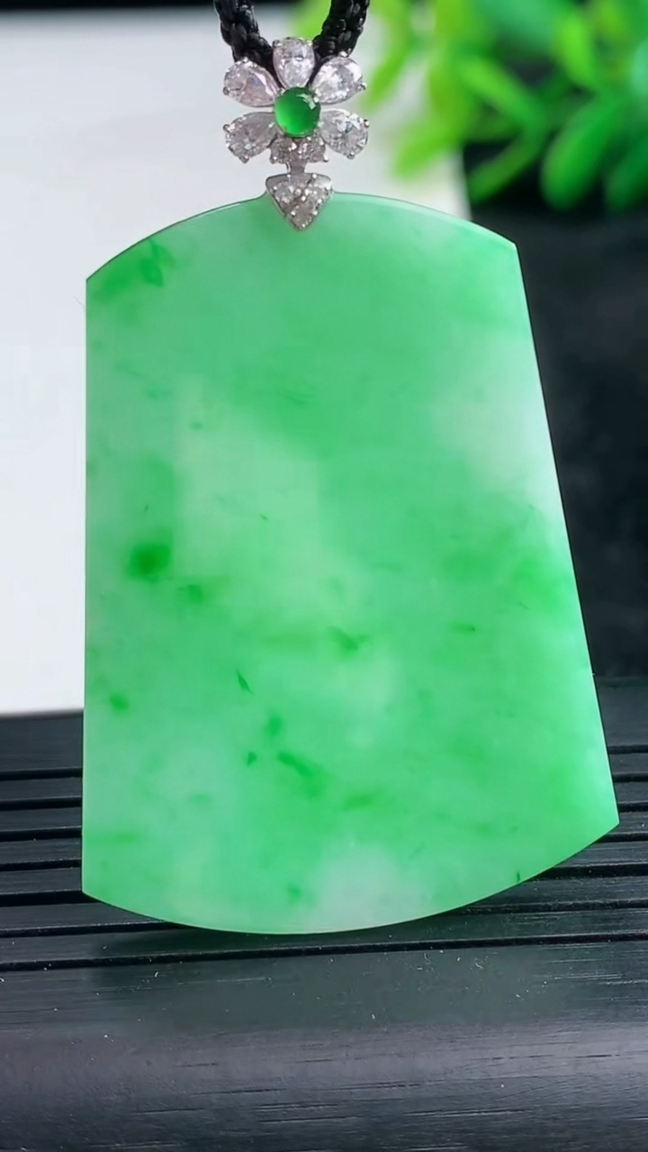 天然A货翡翠无事牌吊坠尺寸39-29.3-2.6重量:9.02g
3月25日