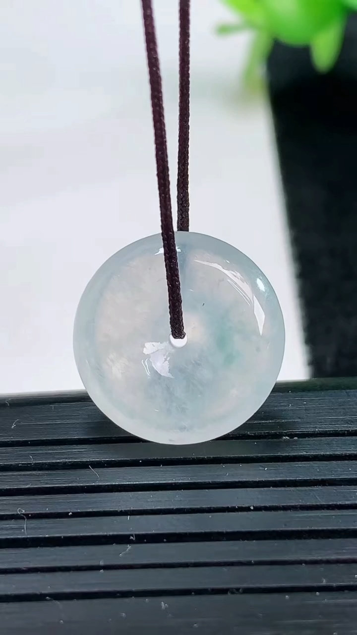 天然A货翡翠冰种飘花平安扣吊坠尺寸17.4-5.3重量:3.49g
3月25日