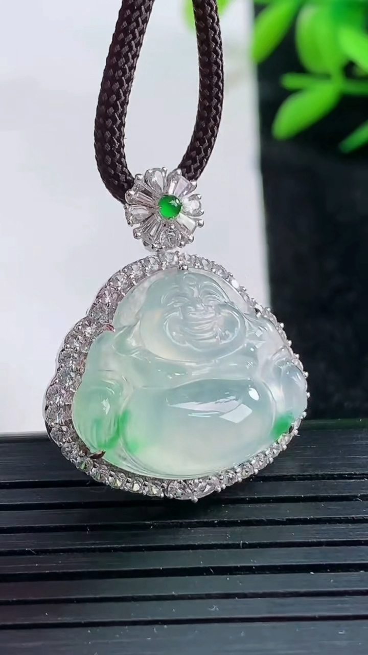 天然A货翡翠佛公吊坠尺寸28.4-24-10.6裸石18.1-20.2重量:6.55g
3月25日