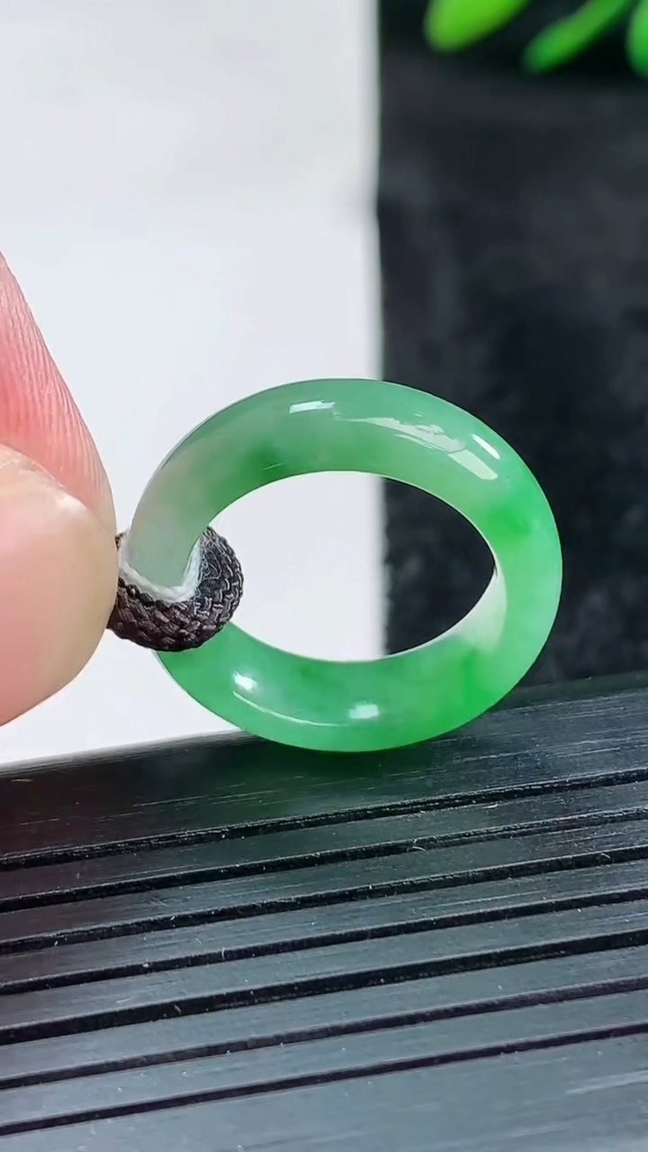 天然A货翡翠指环戒指尺寸15.4-5.7-2.9重量:2.92g2026年3月25日
工厂直销收藏佳品,种好水足，色泽均匀，有种有色，上手高大气！