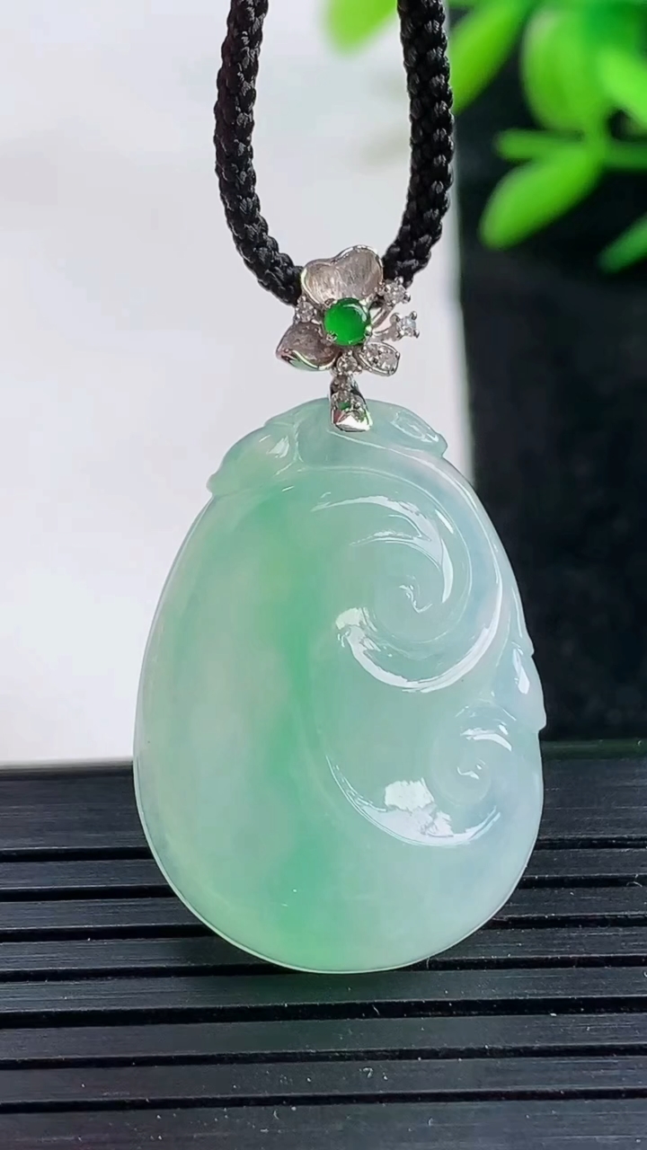 天然A货翡翠如意吊坠尺寸27.2-19.2-5.2重量:5.89g
3月25日