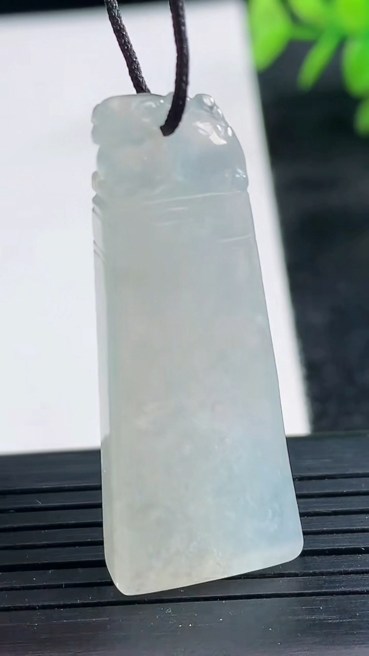 天然A货翡翠仿古无事牌吊坠尺寸41.1-16.6-5.7重量:10.25g
3月25日