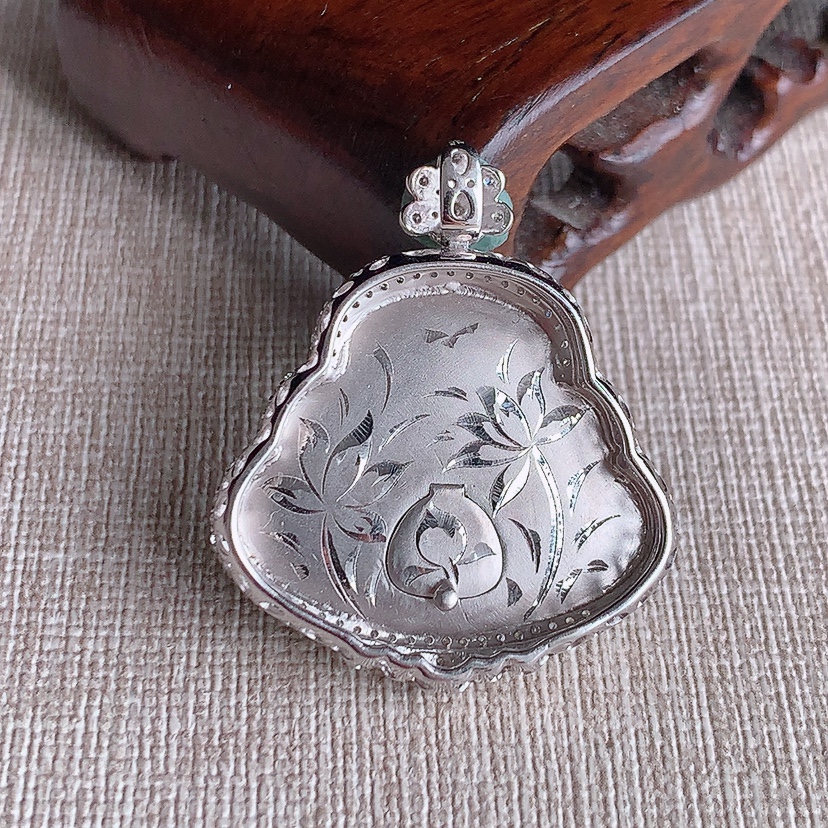 天然A货翡翠18K金伴钻镶嵌飘阳绿佛公吊坠 
尺寸35-29.8-10.2裸石22.5-27.4mm