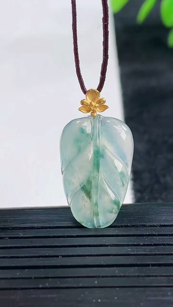 天然A货翡翠种飘花金枝玉叶 叶子吊坠尺寸20.8-13.2-3.8重量:1.87g
3月25日