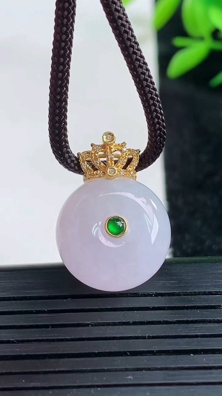 天然A货翡翠18K金紫罗兰路路通吊坠尺寸16-10.1重量:6.67g
3月25日