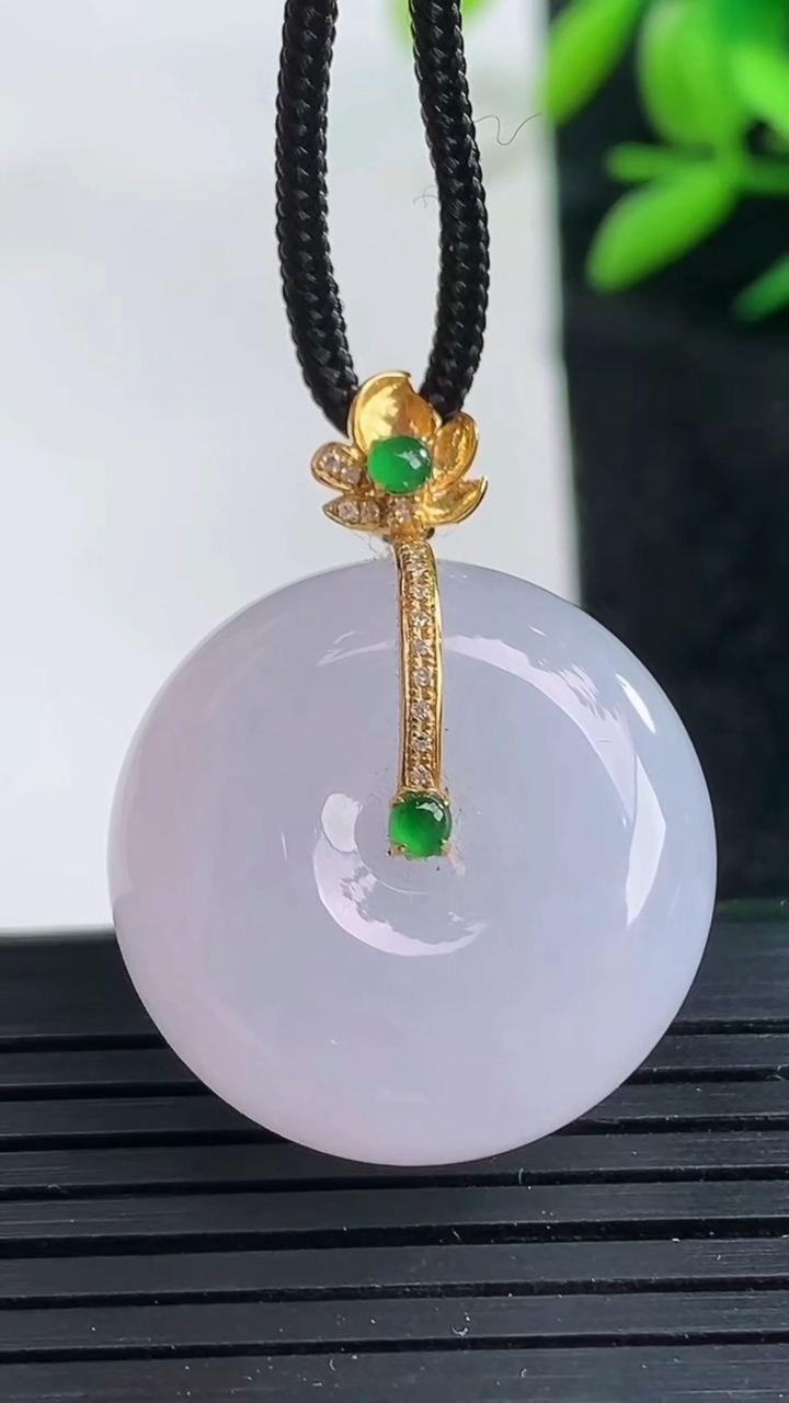 天然A货翡翠18K金紫罗兰路路通吊坠尺寸23.2-12重量:14.86g
3月25日