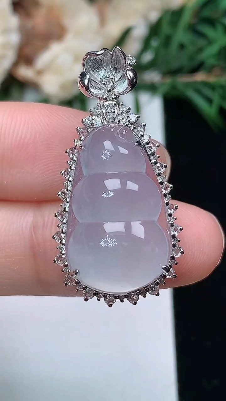 天然A货翡翠白冰福豆吊坠，尺寸32-16.3-11.6，裸石20.4-12.8，重量:5.14g
3