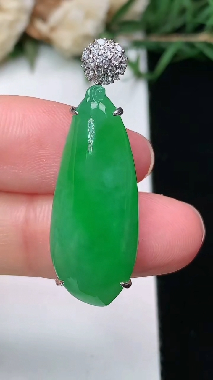 天然A货翡翠福瓜吊坠，尺寸28.9-11.7-9.3，重量:6.42g
3月25日