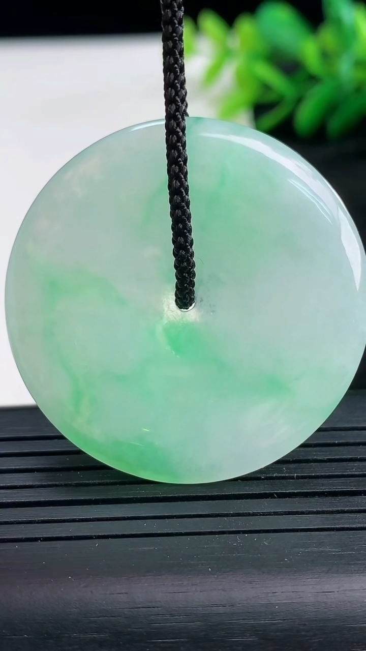 天然A货翡翠平安扣吊坠尺寸40-5.2重量:17.88g
3月25日