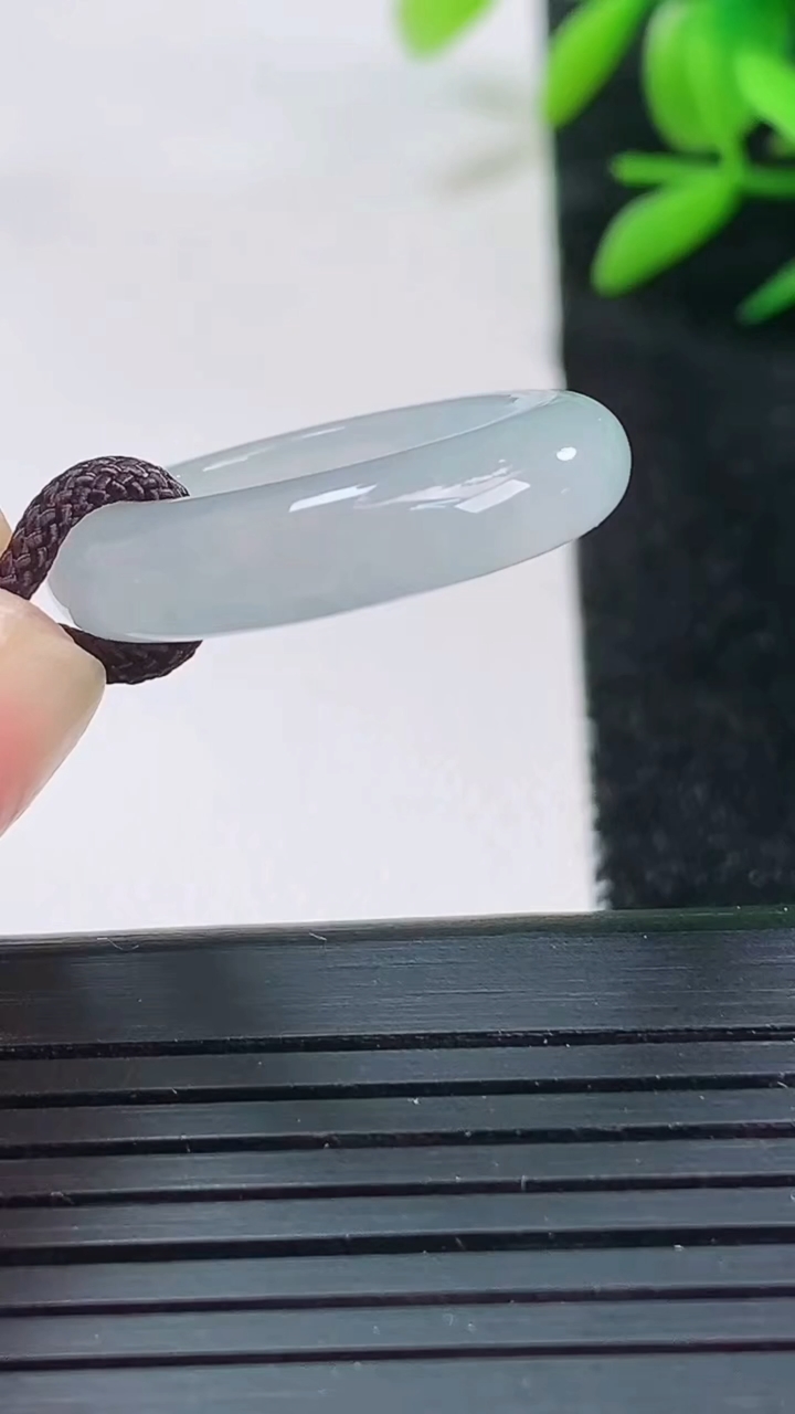 天然A货翡翠指环戒指尺寸16.4-5.4-4重量:4.17g2026年3月25日
工厂直销收藏佳品,种好水足，色泽均匀，有种有色，上手高大气！