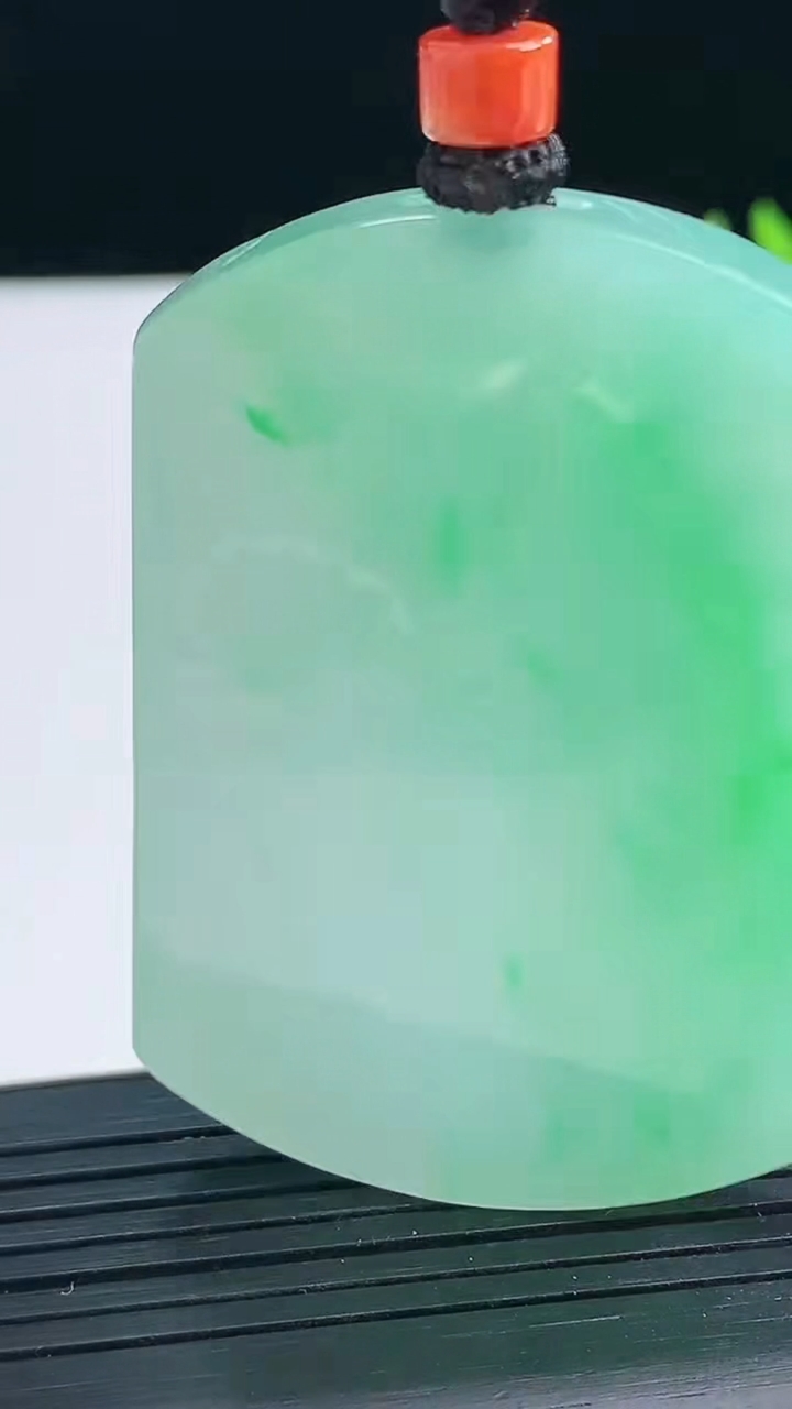 天然A货翡翠山水牌吊坠尺寸55-39.3-6.2重量:39.41g
3月25日