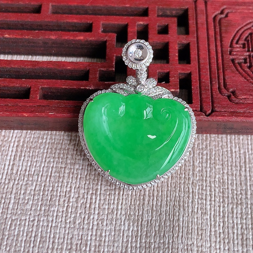 天然A货翡翠18K金伴钻镶嵌满绿如意吊坠 
尺寸29.2-22.2-7裸石16.6-20mm 重量5