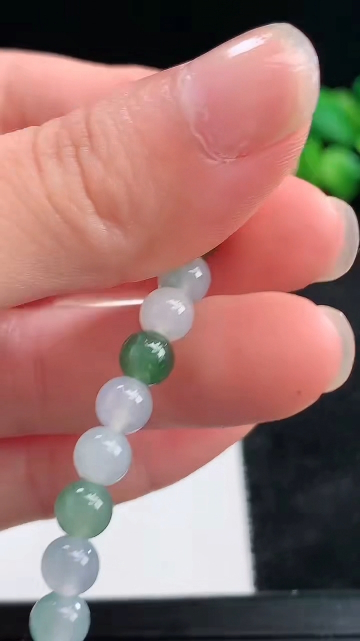 天然A货翡翠圆珠手串尺寸5.2-33颗重量:8.83g3月25日
工厂直销收藏佳品,种好水足，色泽均匀，有种有色，上手高大气！