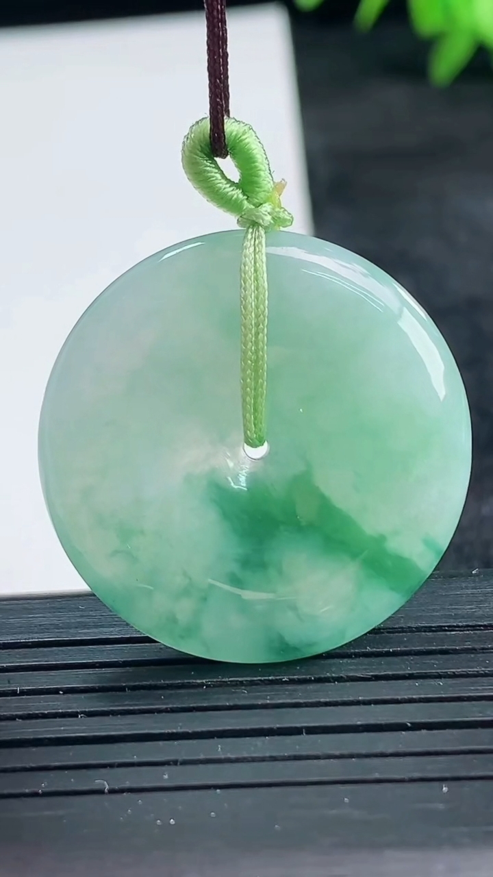 天然A货翡翠飘花平安扣吊坠尺寸30.3-5.1重量:10.33g
3月25日