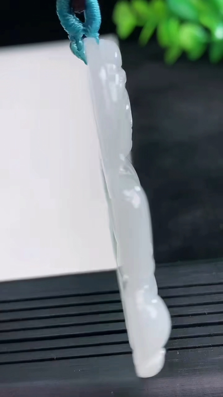 天然A货翡翠飘花观音菩萨吊坠尺寸51.9-38.9-5.8重量:18.67g
3月25日