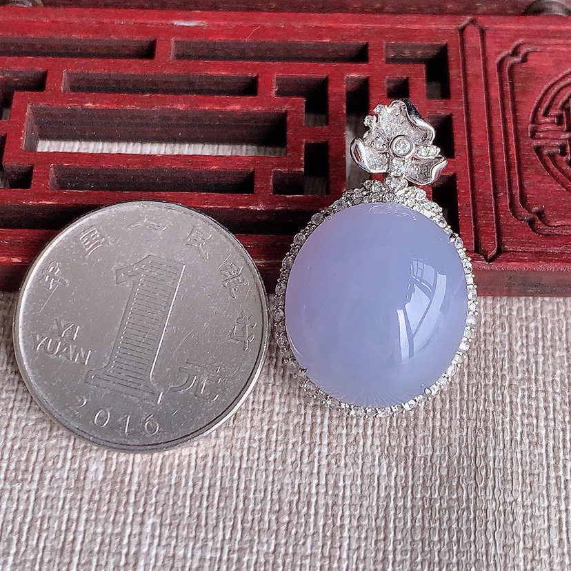 天然A货翡翠18K金伴钻镶嵌紫罗兰蛋面吊坠 
尺寸31.2-19.5-12.8裸石19.2-17mm 重量7.43g 0324