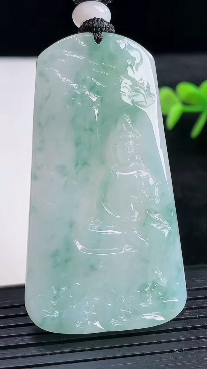 天然A货翡翠飘花观音菩萨吊坠尺寸58.4-32.9-5.5重量:28.22g
3月25日