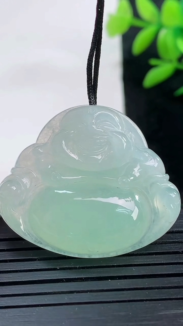 天然A货翡翠佛公吊坠尺寸29.2-34.7-6.3重量:9.36g
3月25日