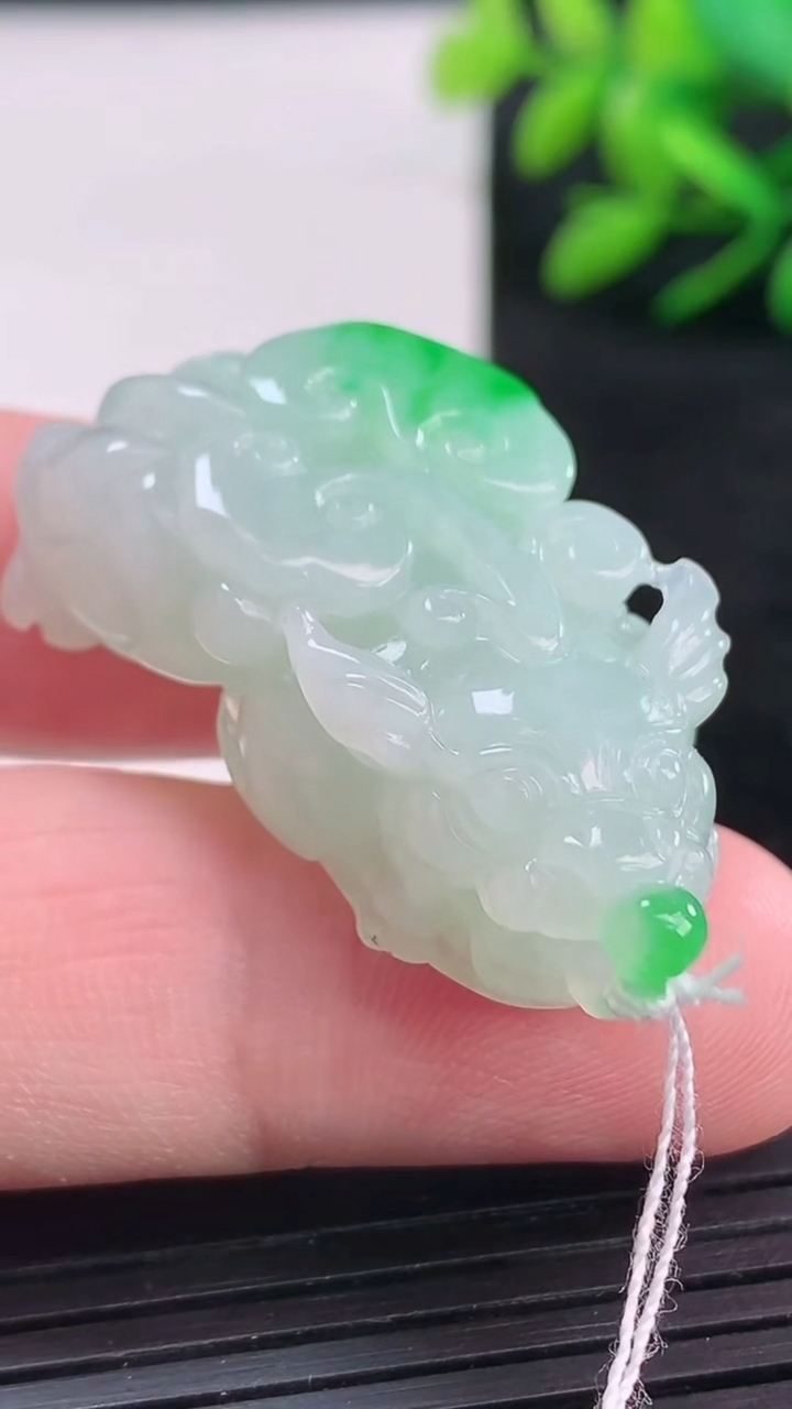 天然A货翡翠貔貅吊坠尺寸40.4-18.7-12.4重量:19.70g
3月25日