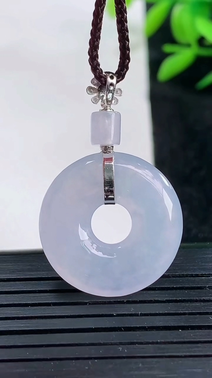 天然A货翡翠种紫罗兰平安环吊坠尺寸33.7-21.3-4.8重量:4.82g
3月25日