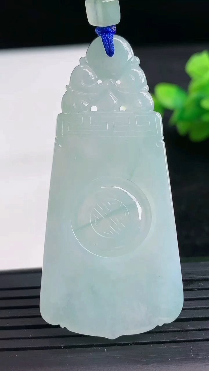 天然A货翡翠飘花仿古无事牌吊坠尺寸59.5-28-3.9重量:16.36g
3月25日