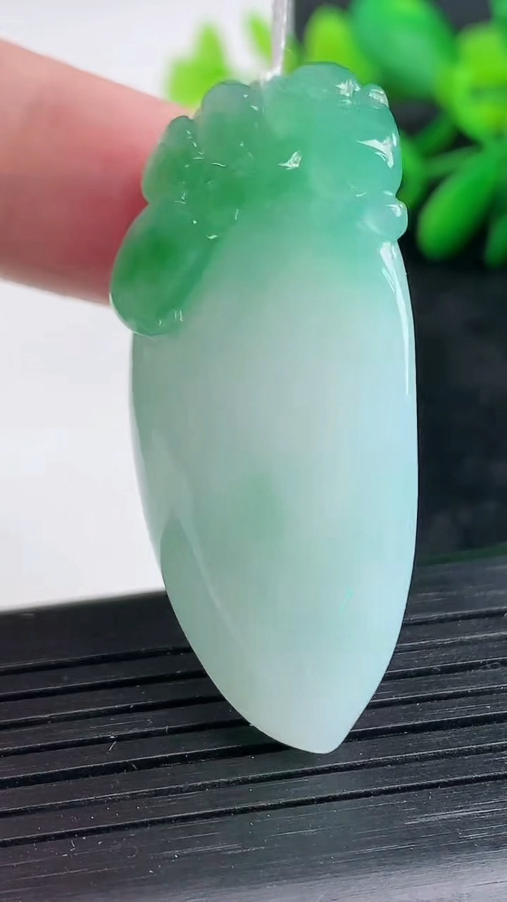 天然A货翡翠福瓜吊坠尺寸44.5-21.5-11.1重量:18.47g
3月25日