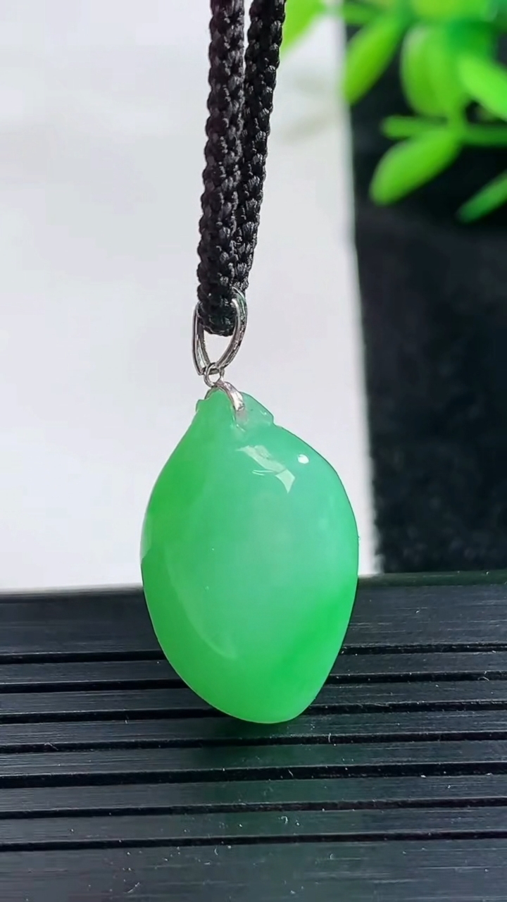 天然A货翡翠寿桃吊坠尺寸22.5-13.7-7.6重量:4.66g
3月25日