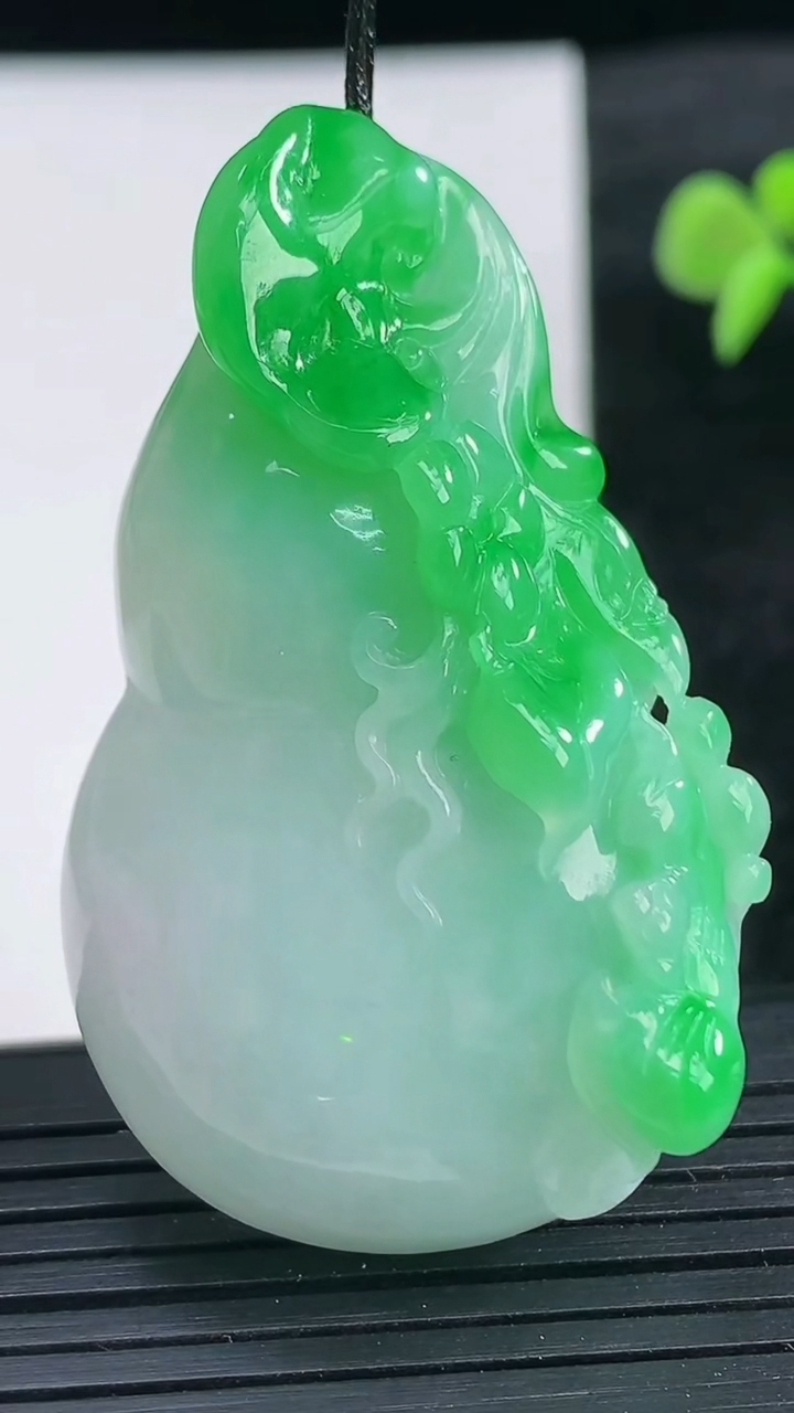 天然A货翡翠葫芦吊坠尺寸51.8-32.3-13.6重量:30.55g
3月25日