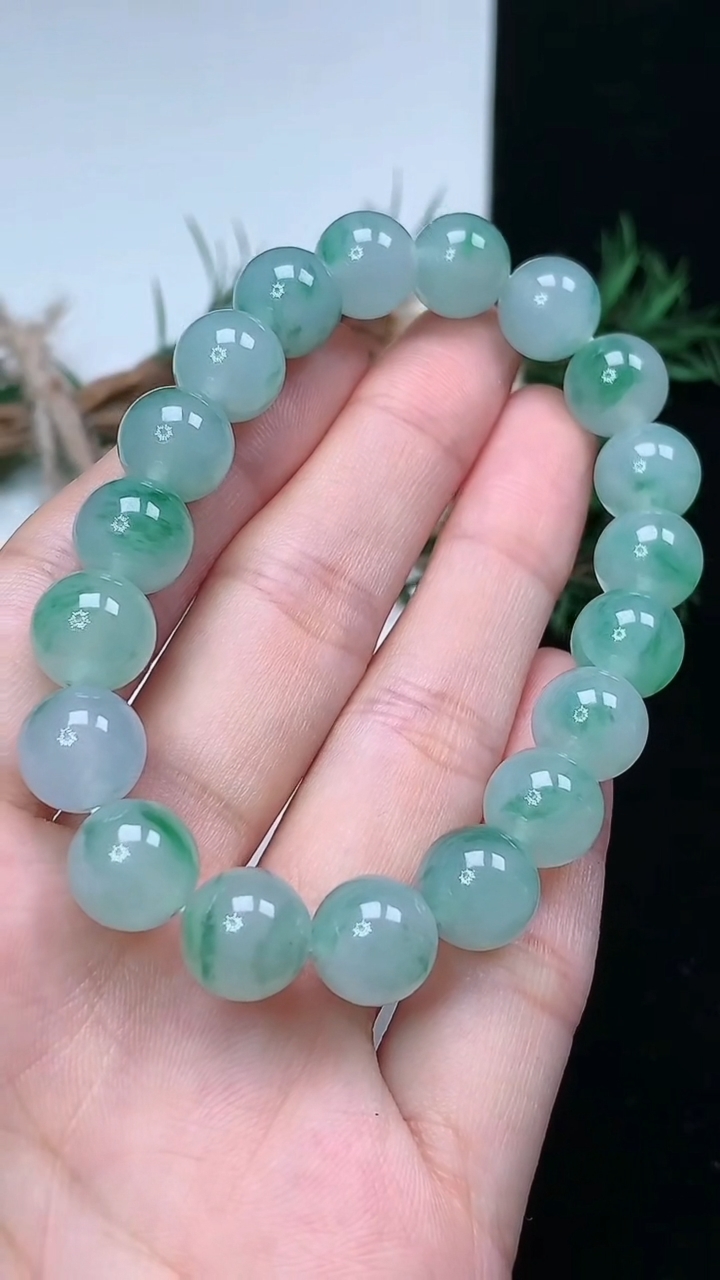 天然A货翡翠圆珠手串，尺寸10-19颗，重量:33.29g3月25日
工厂直销收藏佳品,种好水足，色泽均匀，有种有色，上手高大气！