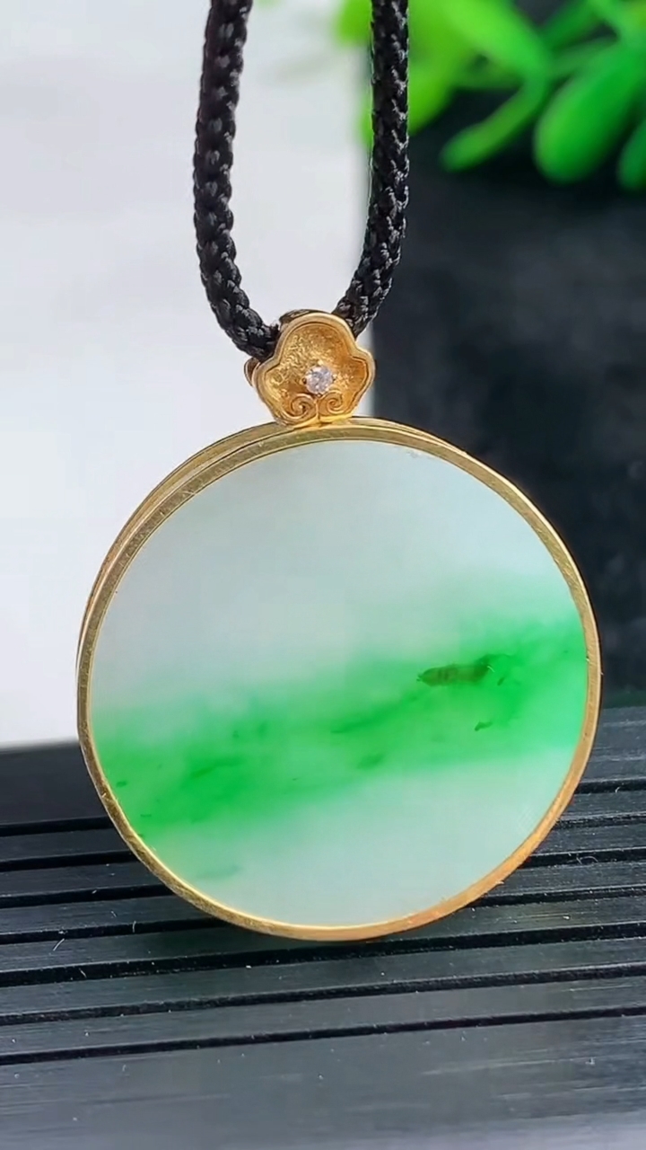 天然A货翡翠无事牌吊坠尺寸24.5-4重量:6.91g
3月25日