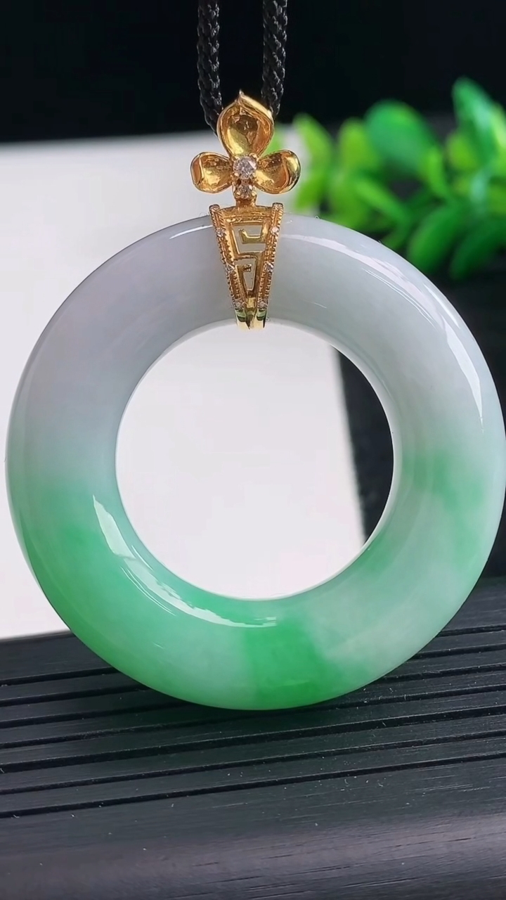 天然A货翡翠平安环吊坠尺寸43.7-9.6重量:29.25g
3月25日