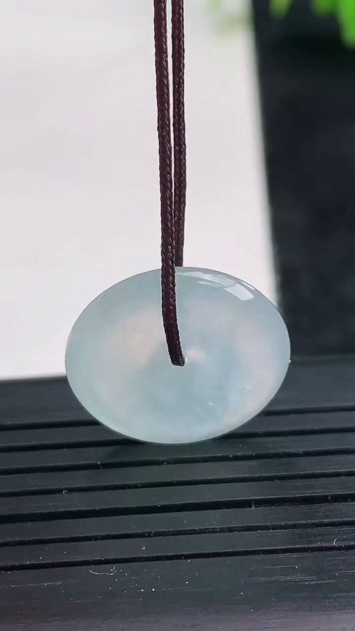 天然A货翡翠平安扣吊坠尺寸18-4.1重量:2.93g
3月25日