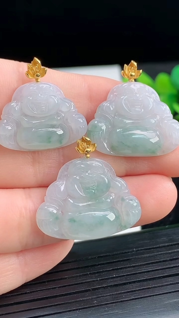 天然A货翡翠18K金飘花佛公吊坠三个尺寸18.8-23.8-3.8重量:8.51g
3月25日