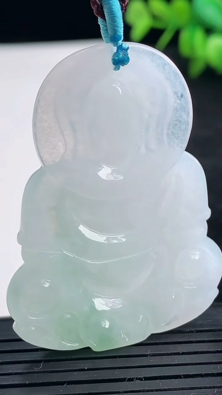 天然A货翡翠观音菩萨吊坠尺寸51.8-38.3-5.7重量:19.09g
3月25日