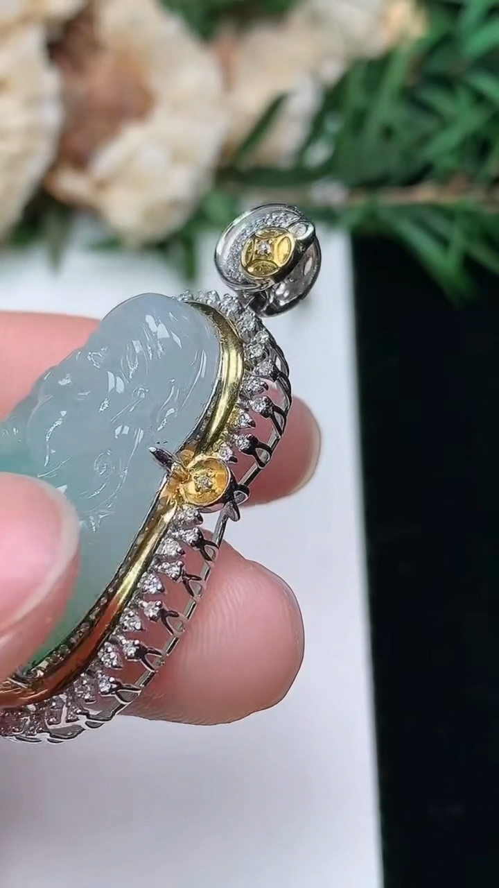 天然A货翡翠财神爷吊坠，尺寸38.7-21.4-11，裸石27-17，重量:7.19g
3月25日