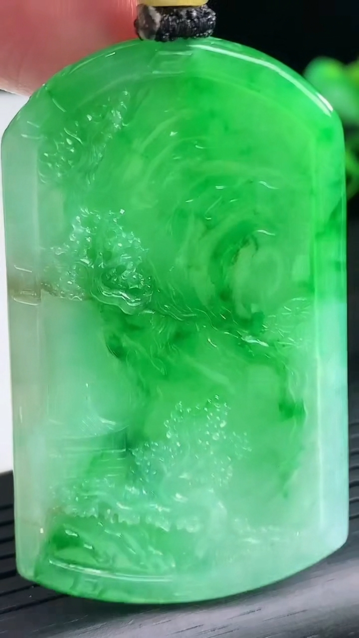 天然A货翡翠山水牌吊坠尺寸59-35.7-5.8重量:32.78g
3月25日