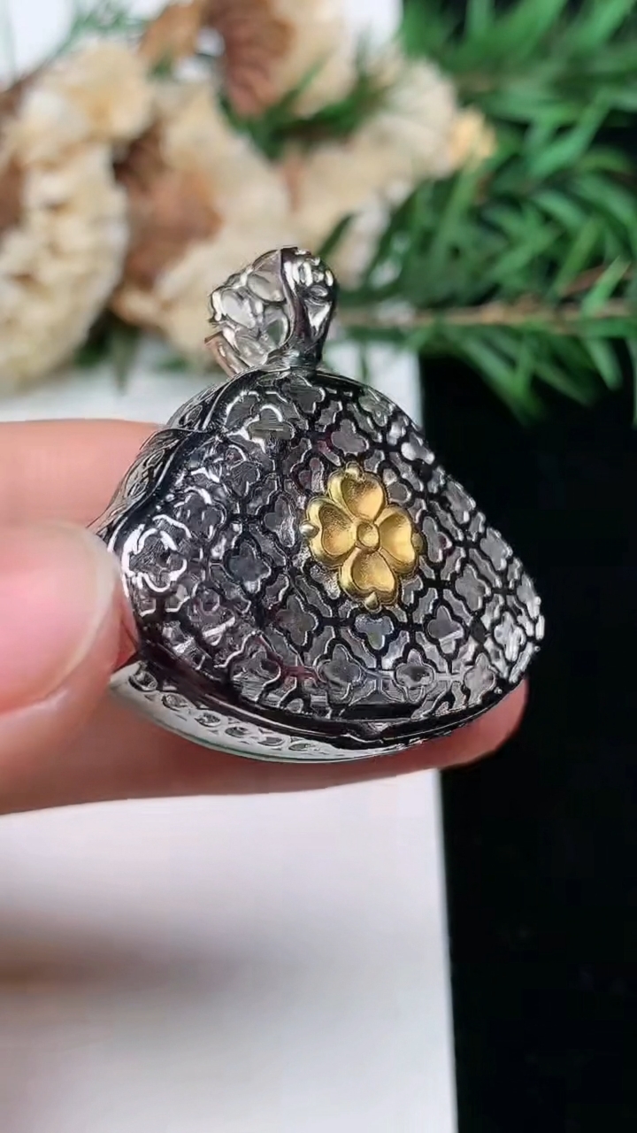 天然A货翡翠佛公吊坠，尺寸24-34.3-10，重量:13.86g
3月25日