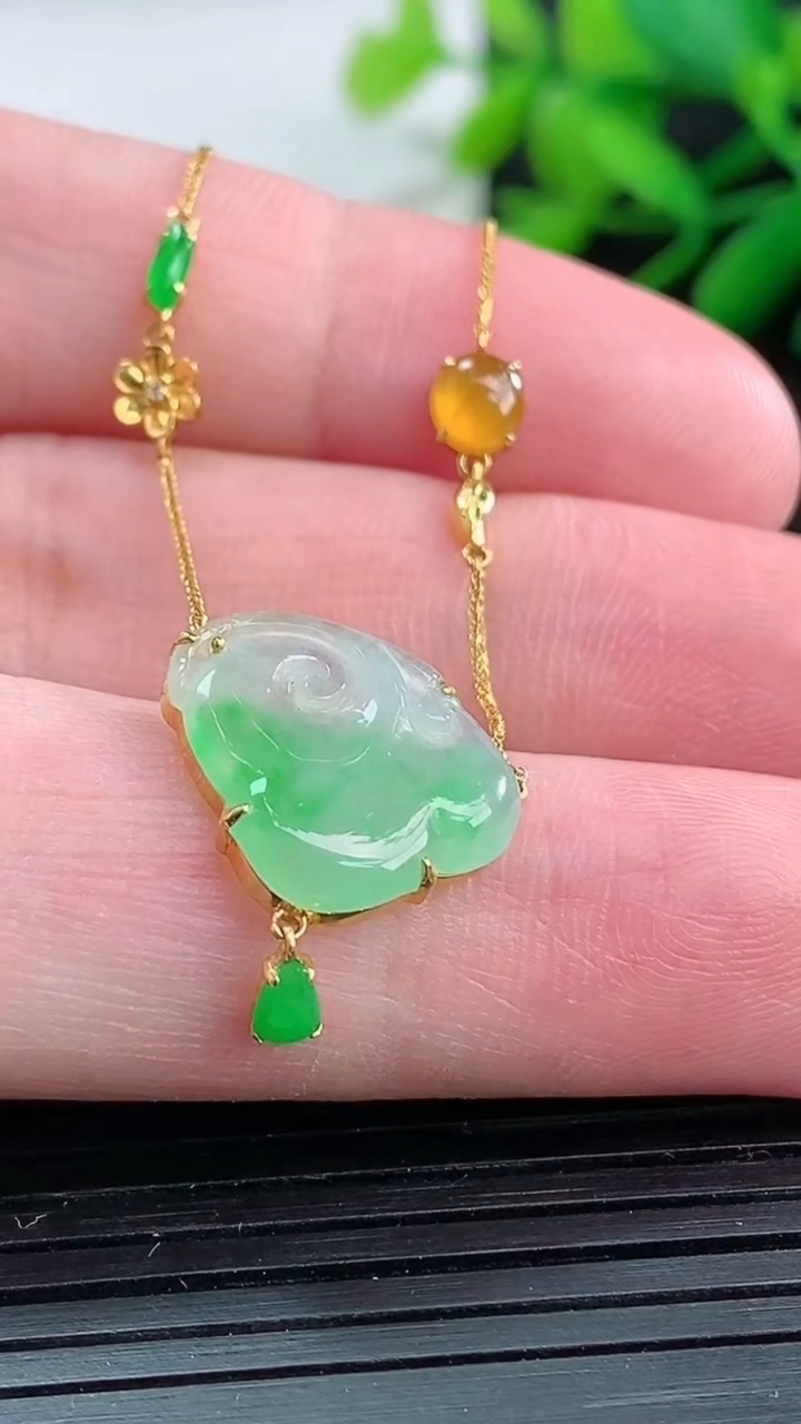 天然A货翡翠如意头吊坠尺寸14.1-16.7-3.1重量:2.65g
3月25日