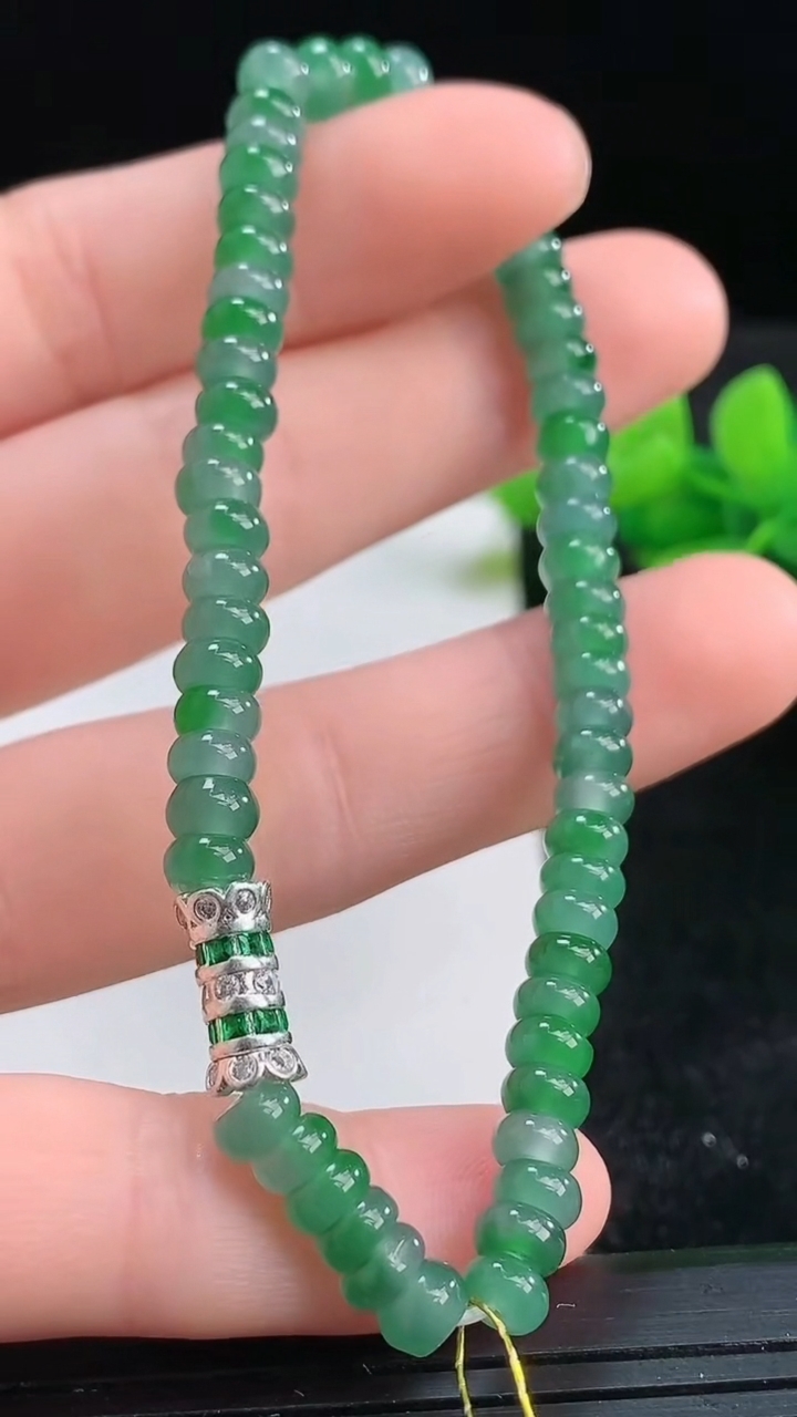 天然A货翡翠算盘珠手串尺寸4.8-2.6重量:9.47g3月25日
工厂直销收藏佳品,种好水足，色泽均匀，有种有色，上手高大气！