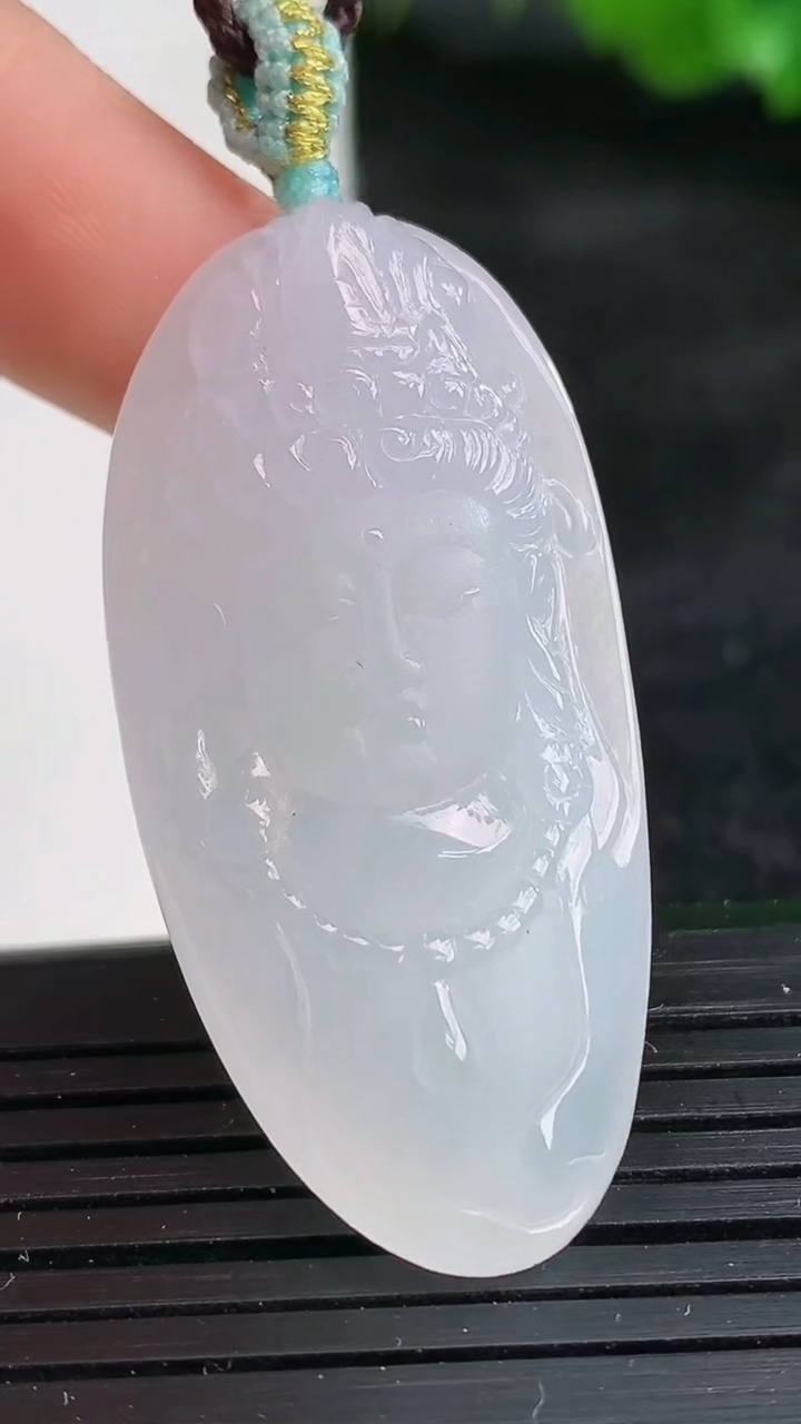 天然A货翡翠观音头吊坠尺寸41-19.9-8.5重量:12.03g
3月25日