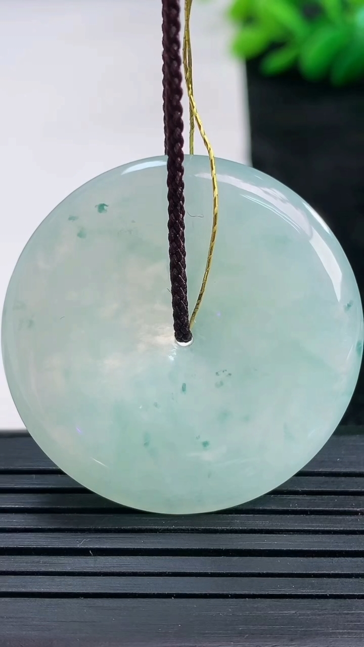 天然A货翡翠飘花平安扣吊坠尺寸37.5-5.3重量:16.81g
3月25日