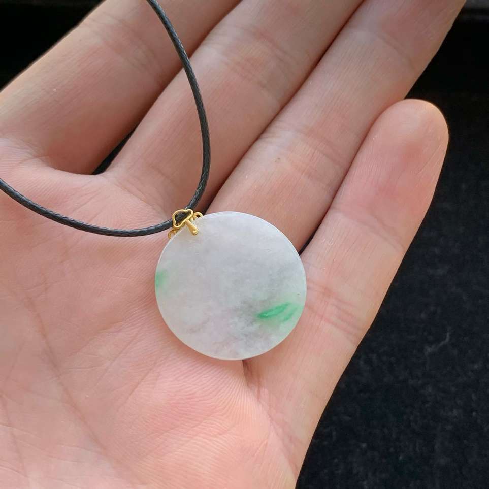 A货天然翡翠冰糯种18k飘绿无事牌吊坠重量2.54
3月25日