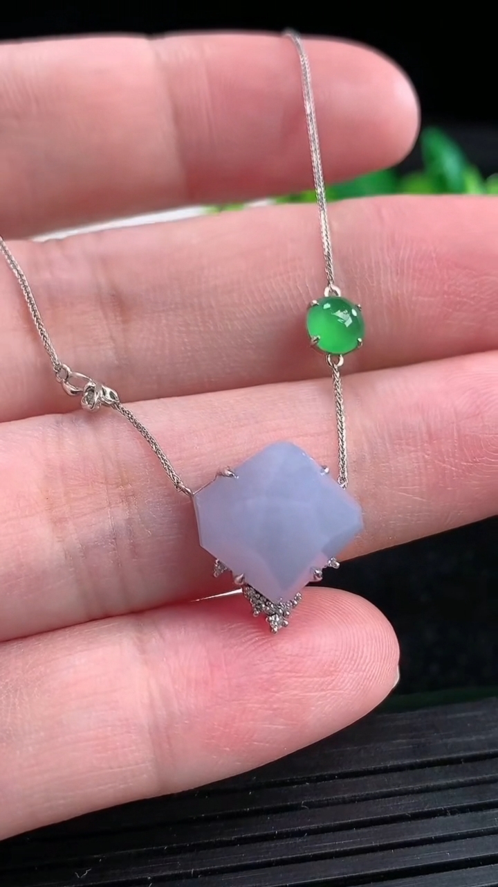 天然A货翡翠18K金紫罗兰原石吊坠尺寸13.1-13.5-8.2重量:3.60g
3月25日