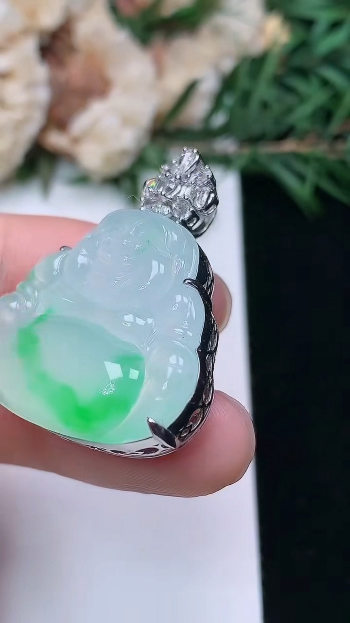 天然A货翡翠佛公吊坠，尺寸22.7-25.2-10.3，重量:9.41g
3月25日