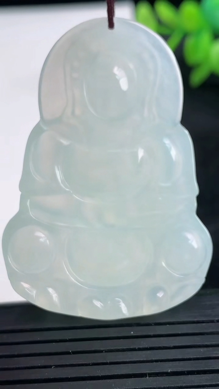 天然A货翡翠观音菩萨吊坠尺寸51.6-36.3-5.6重量:18.95g
3月25日